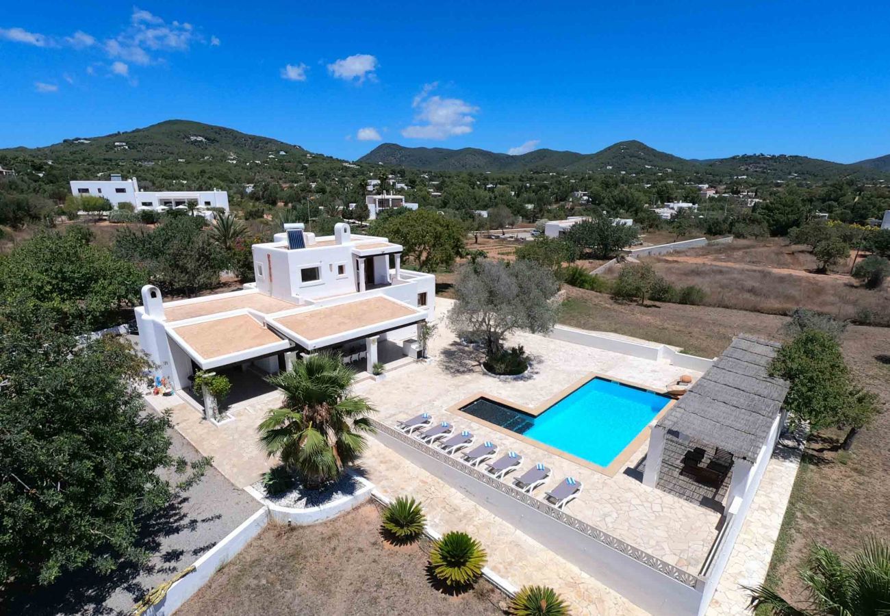 Views of the villa Sa Torreta in Ibiza, in a rural environment.